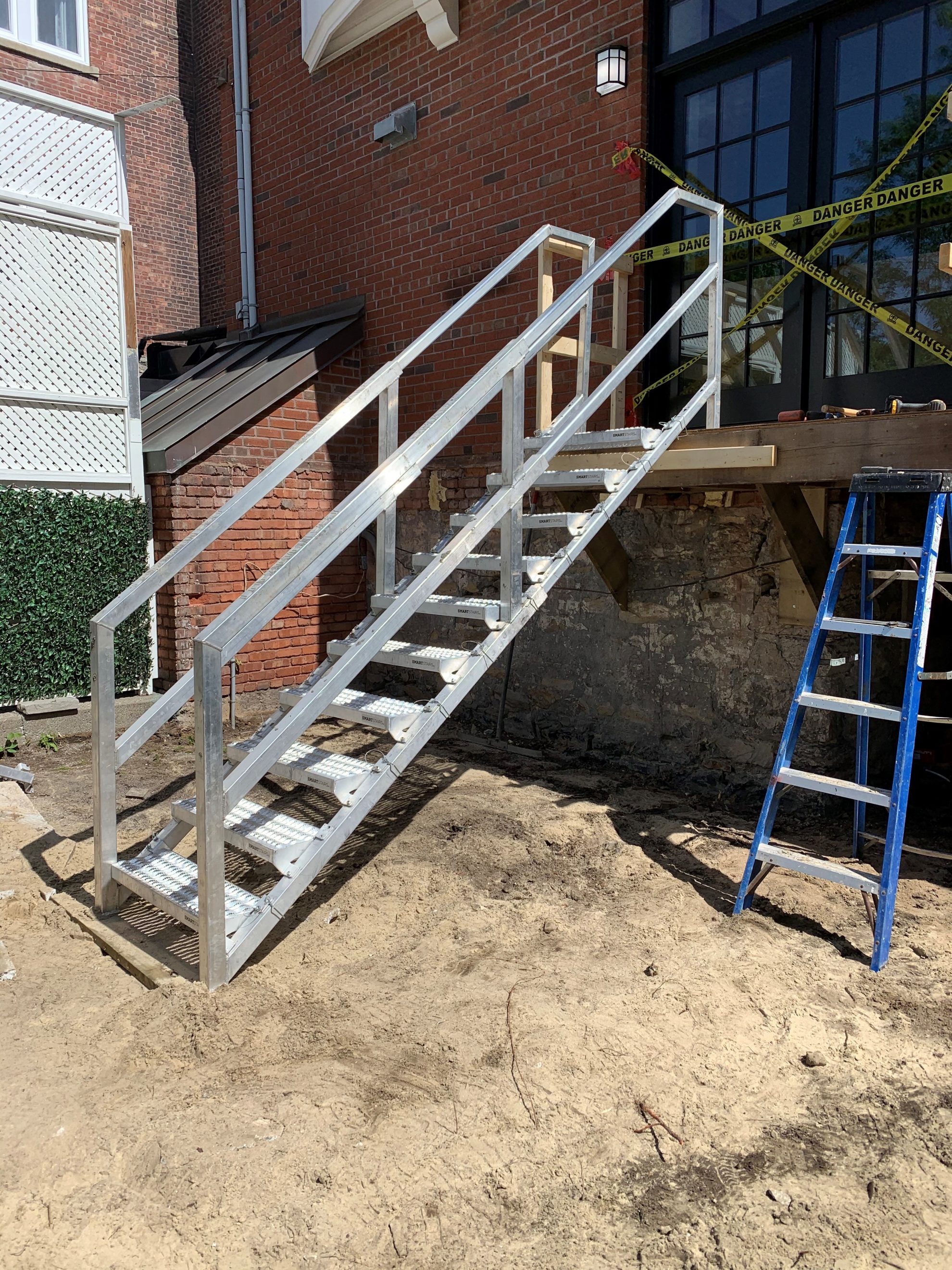 How to Prevent Falls From Ladders On Construction Sites - Metaltech